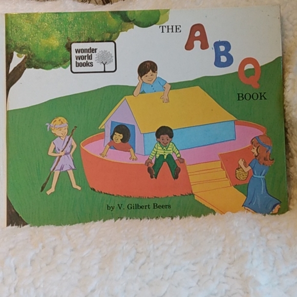 Bundle of 4 wonder world books - Picture 2 of 5